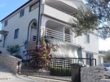 Apartmánový dom vo Vinišće, Trogir