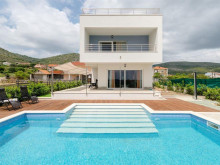 Nová moderná vila pri Trogire