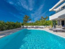 Modern&aacute; vila v Privlake