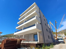 Trojizbov&yacute; byt s v&yacute;hľadom na more &ndash; novostavba 300 m od pl&aacute;že, Seget Donji, Trogir