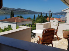 Vila s apartmánmi pri Trogire