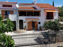 Vila s apartmánmi pri Trogire