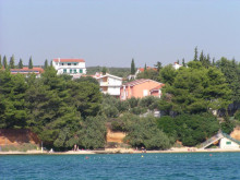 Dom s apartmánmi – Sv. Filip a JakovNa predaj je apartmánový dom vo vyhľadávanej lokalite priamo pri mori, v tichej časti obce Sv. Filip a Jakov, len 19 km od letiska Zadar. Dom má 550 m² obytnej plochy a nachádza sa na pozemku o rozlohe 1090 m². Dispozične ponúka 14 spální a 14 kúpeľní, je kompletne klimatizovaný a pripravený na okamžité využitie bez nutnosti ďalších investícií. Zrekonštruovaná záhrada, štyri parkovacie miesta a len pár krokov k pláži z neho robia výbornú voľbu na turistický prenájom, ale aj ako priestrannú rodinnú vilu pri mori.
