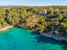 Dom s 3 apartm&aacute;nmi v Milne