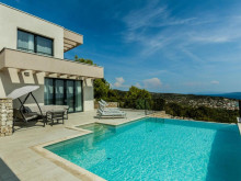 Vila s panoramatick&yacute;m v&yacute;hľadom na more vo Vini&scaron;će