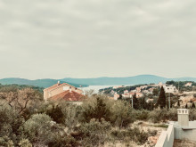 Stavebn&yacute; pozemok s projektom na Brači