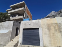 Apartm&aacute;nov&yacute; dom s baz&eacute;nom na Makarskej